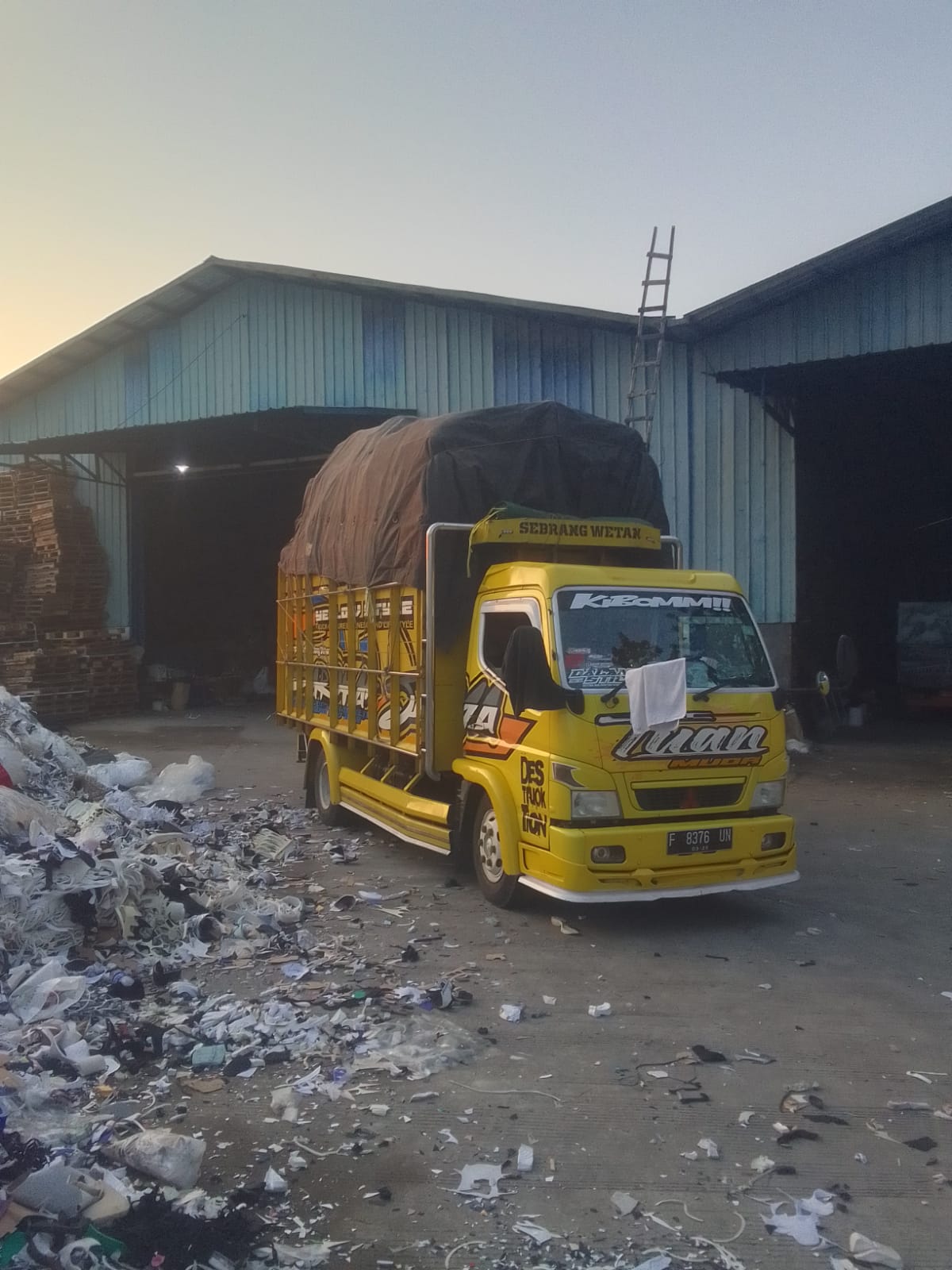 Efisiensi Logistik B2B: Pengangkutan Limbah Sepatu Industri Brebes - Tangerang
