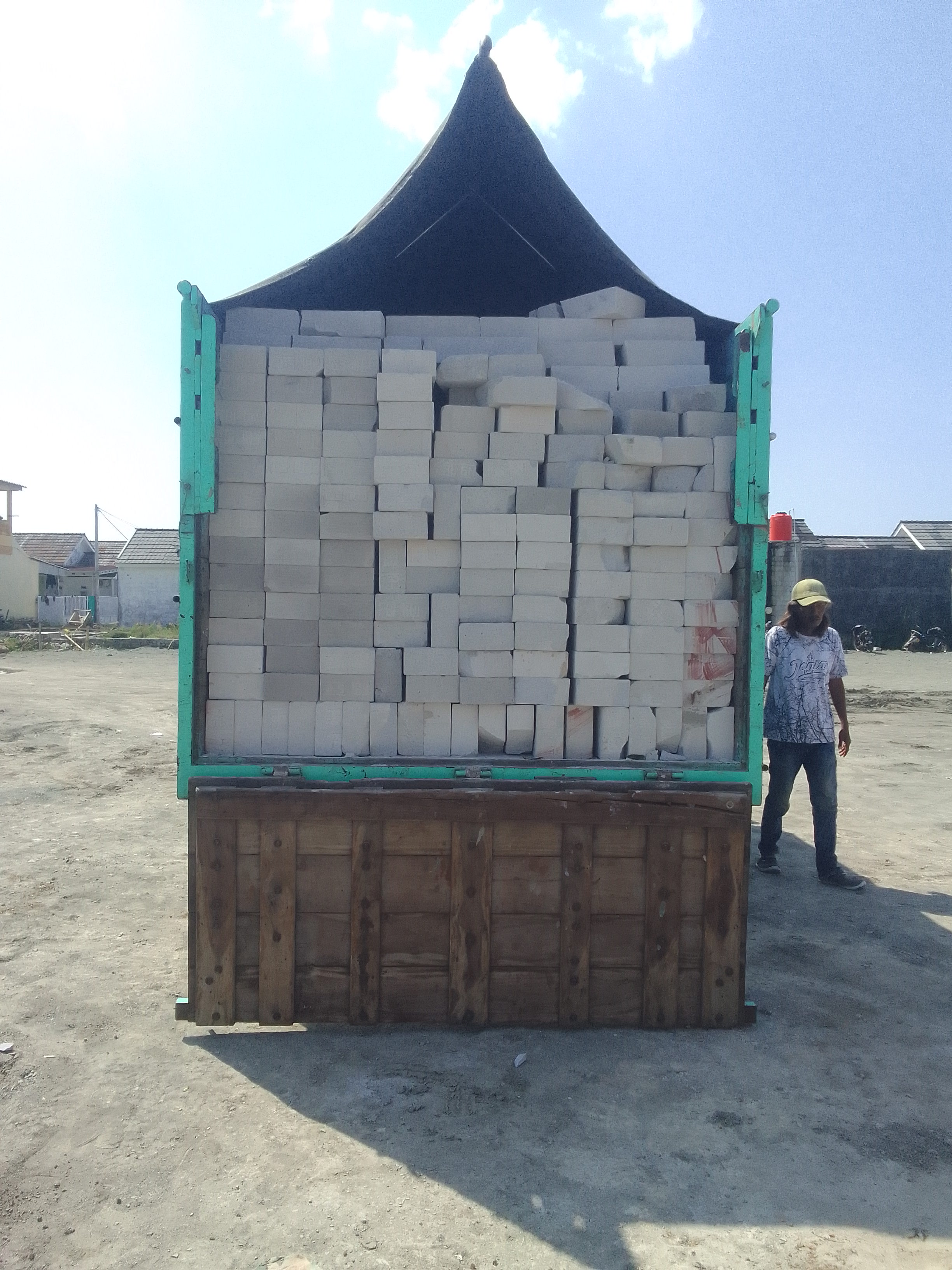 Layanan Ekspedisi Material Konstruksi: Pengiriman Hebel, Paving Block, dan Batu Marmer